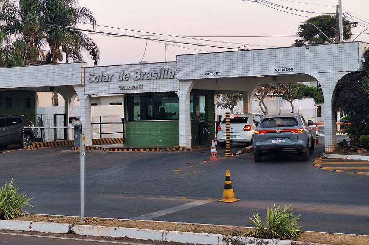 Bolsonaro pede autorização para receber Mileii na prisão domiciliar