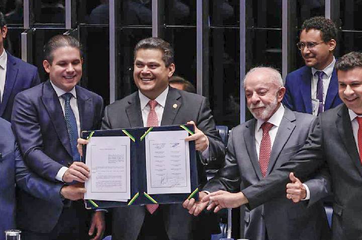 Congresso promulga emenda do fim da 6x1; escala 5x2 começa em 60 dias
