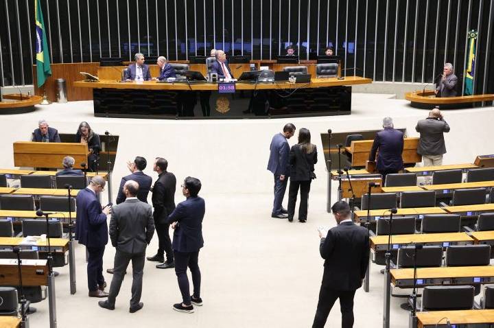 Deputados analisam projeto que proíbe cobrança de tarifa mínima sobre água e esgoto; acompanhe