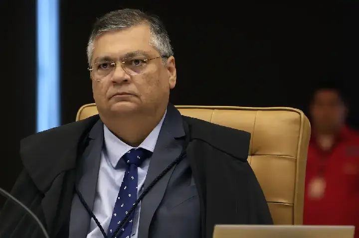 Dino cobra explicação sobre elo entre Master e instituto de Mendonça