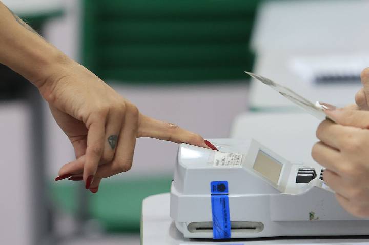 Eleitores vão cedo aos locais de votação no Rio, mesmo com chuva