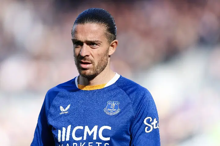 Emprestado pelo Manchester City, Grealish vive nova polêmica no Everton e é punido