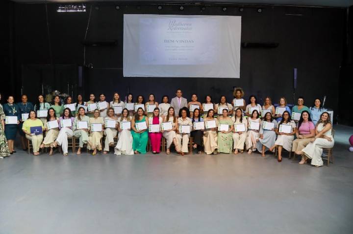 Eyder Brasil homenageia cerca de 50 mulheres em Ji-Paraná em mais uma edição do Projeto Mulheres Relevantes