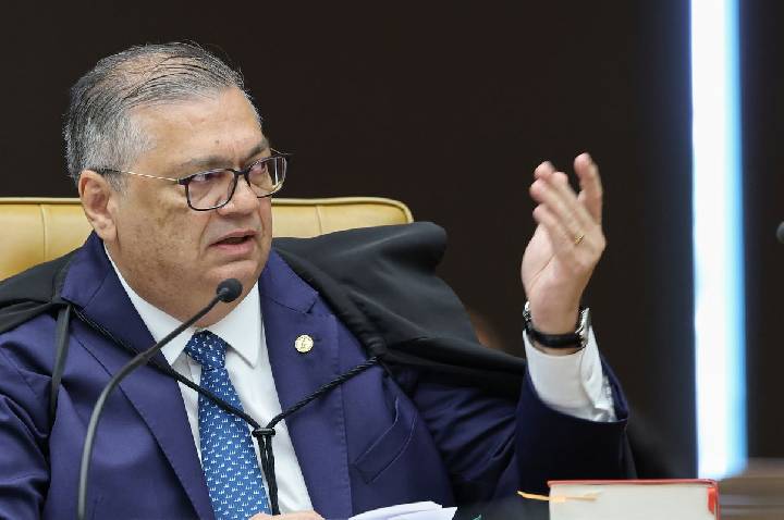Flávio Dino pede vista de julgamento sobre Moraes e Mendonça