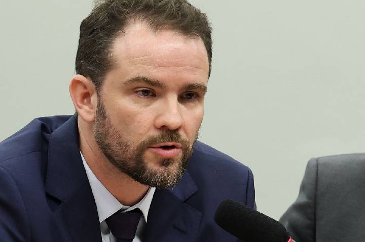 Governo buscará cumprir meta fiscal com diálogo, diz Durigan