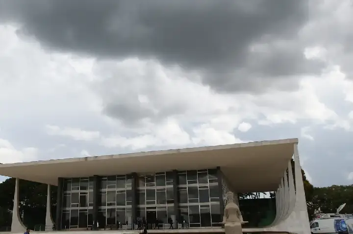 Homem é preso ao tentar inavadir a sede do STF em Brasília 