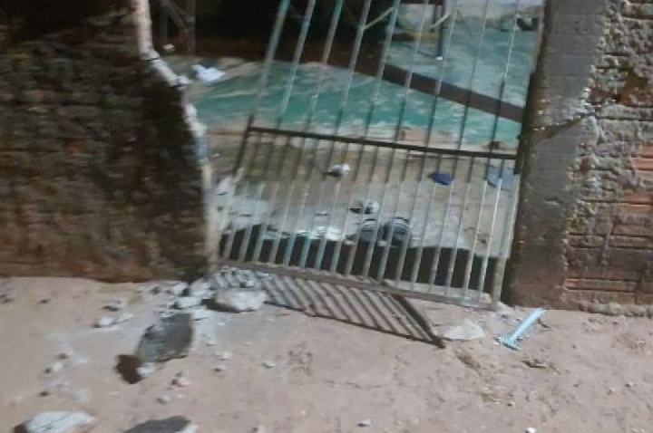 Homem é preso após ameaçar ex-companheira e danificar portões de residência