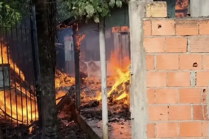 Incêndio destrói casa apontada como ponto de tráfico em RO
