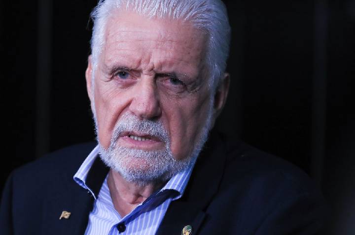 Jaques Wagner anuncia saída da liderança do governo no Senado