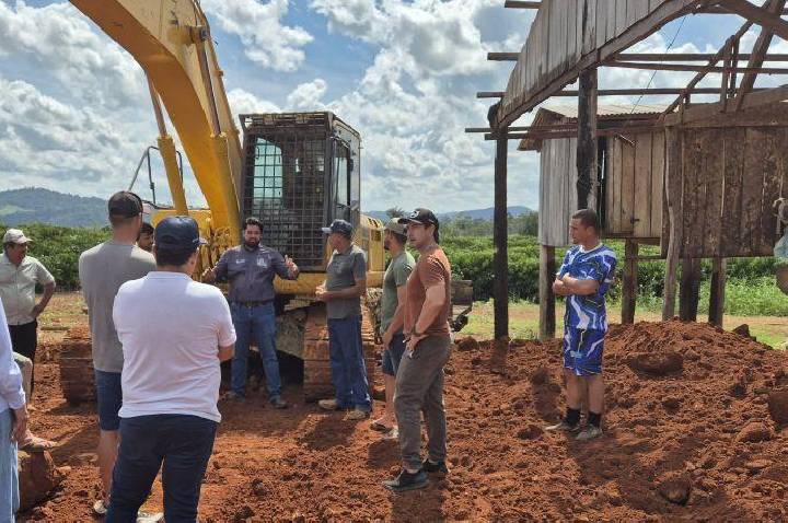 Jean Oliveira acompanha início de obra de barracão para produtores rurais de Nova Gease