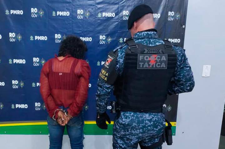JI-PARANÁ – MULHER É CONDUZIDA PELA PM POR SUSPEITA DE TRÁFICO DE DROGAS NO BOA ESPERANÇA