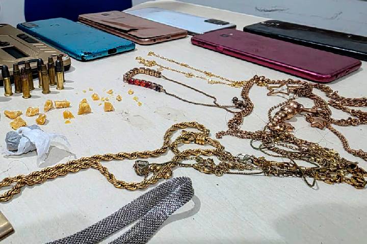 JI-PARANÁ – PMRO DESARTICULA PONTO DE TRÁFICO, APREENDE DROGAS, MUNIÇÕES E OBJETOS