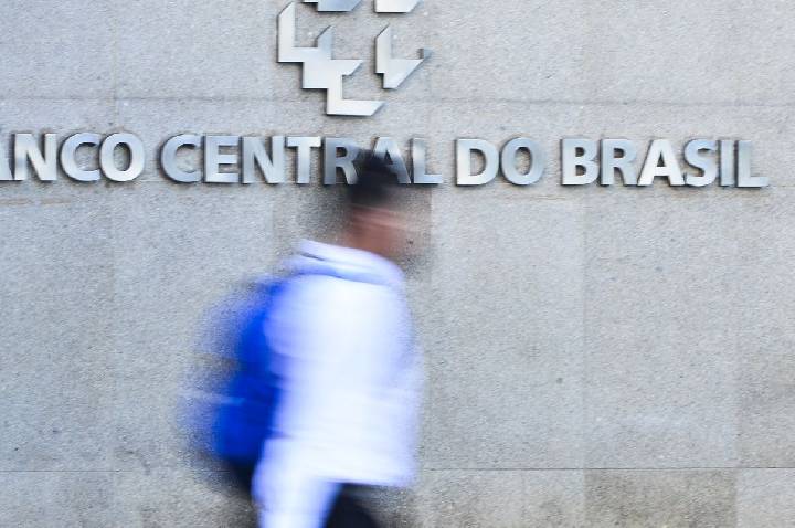 Juros das famílias seguem elevados e chegam a 64% ao ano, diz BC