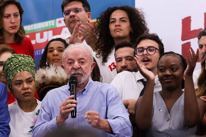Lula cobra Flávio Bolsonaro sobre apoio ao fim da escala 6x1