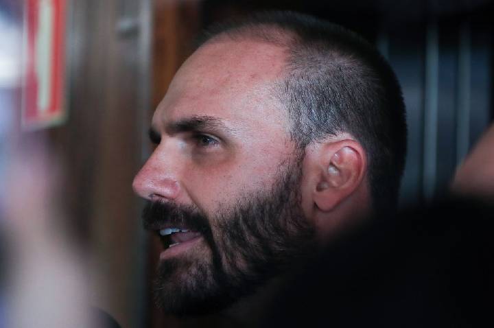 Mendonça pede vista e suspende julgamento contra Eduardo Bolsonaro