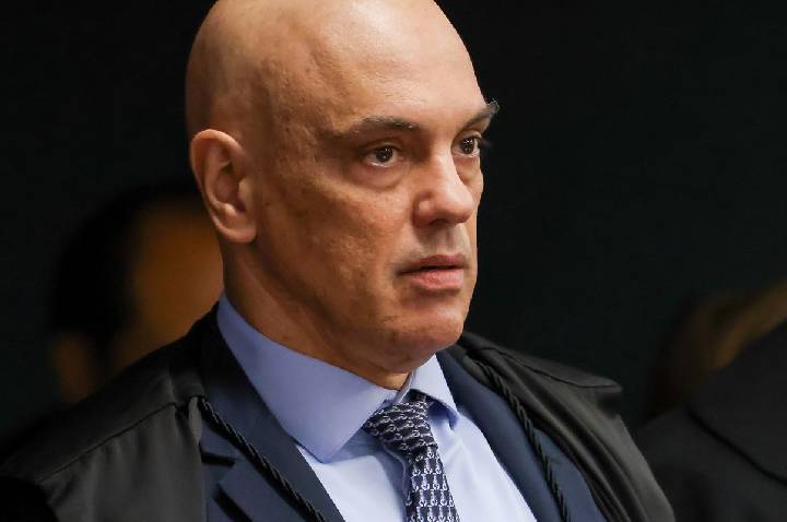 Moraes volta a pedir que PGR se manifeste sobre arma de Bolsonaro