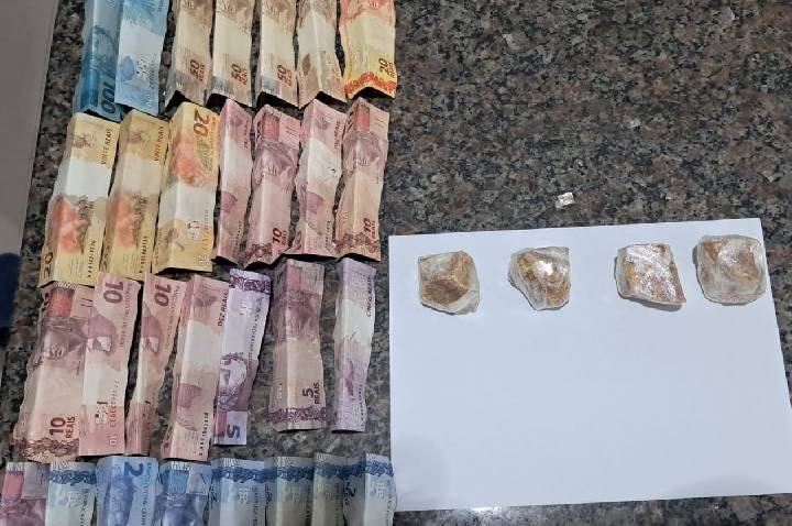 Mulher é presa por suspeita de tráfico de drogas em bar de Cacoal