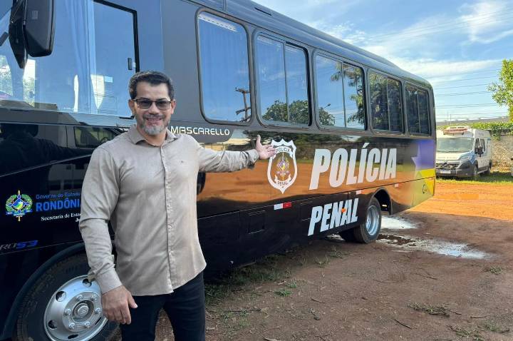 NILTON SOUZA CELEBRA CHEGADA DE ÔNIBUS PARA ATENDER A POLÍCIA PENAL DE RONDÔNIA