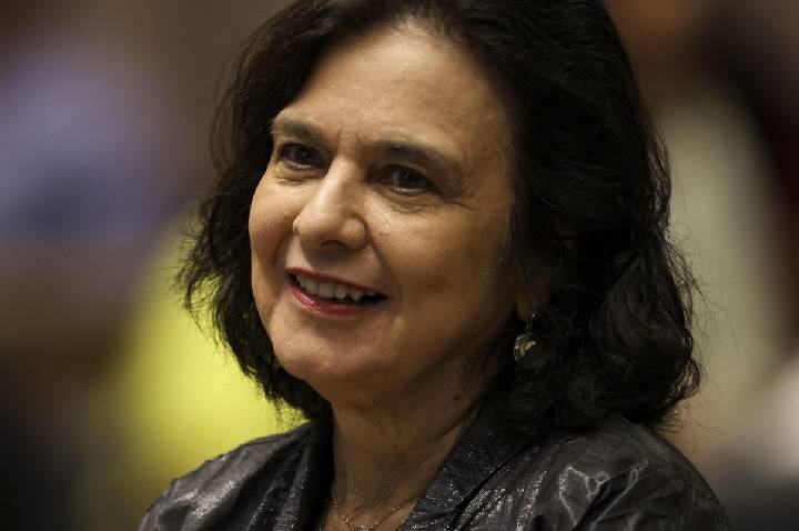 Nísia Trindade lança livro sobre bastidores da covid-19
