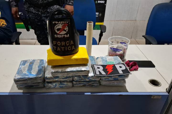 PM apreende drogas, prensa e motocicleta utilizada por suspeito em casa abandonada na zona Leste de Porto Velho
