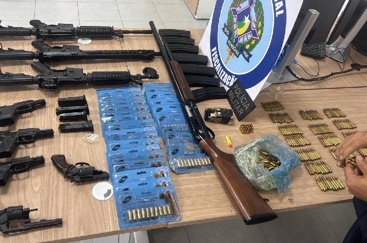 PM apreende três fuzis, pistolas, revólveres e mais de 600 munições em Rondônia
