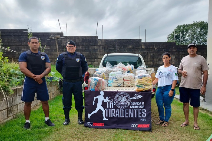 Polícia Militar realiza entrega de alimentos arrecadados na 3ª Corrida e Caminhada Tiradentes