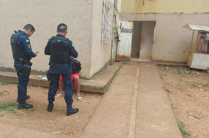 Policiais do 5º BPM prendem suspeito com 15 porções de droga durante ação no Residencial Orgulho do Madeira