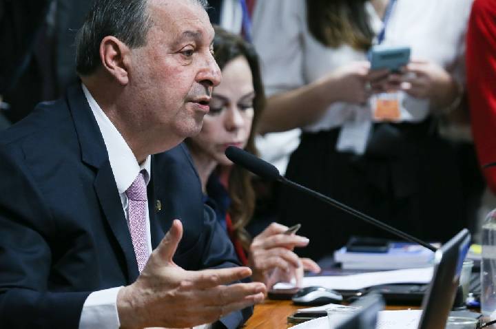 Relator da CCJ do Senado vota a favor da PEC do fim da escala 6x1