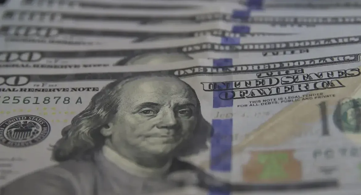 Dólar sobe e aproxima-se de R$ 5,90 enquanto bolsa registra queda em dia de pessimismo sobre tensões comerciais
