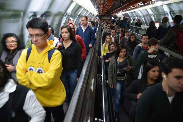 Falha no Metrô de São Paulo causa lentidão; estações estão lotadas