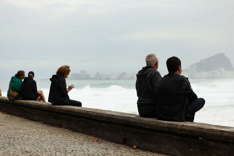 Frente fria se aproxima do Rio e pode provocar fortes rajadas de vento