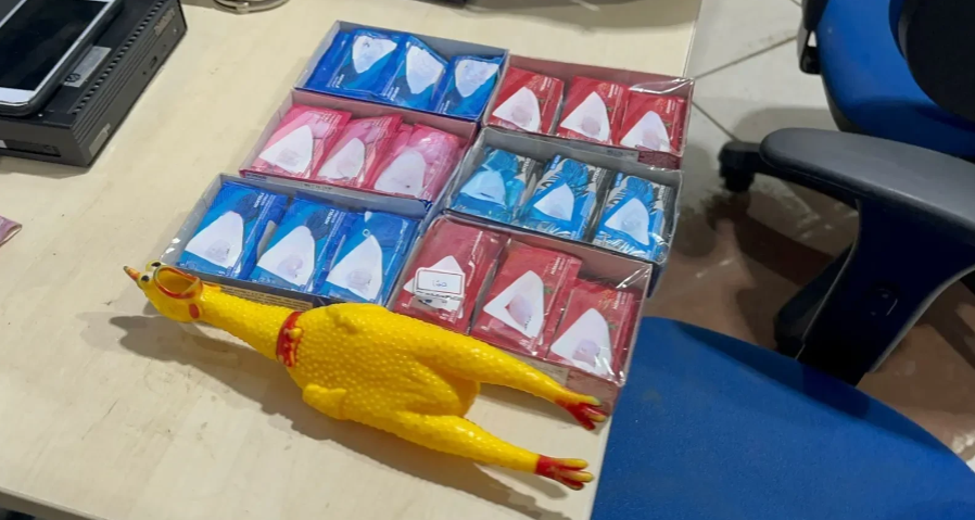 Homem é espancado depois de furtar caixas de Trident e galinha de borracha em loja na zona leste