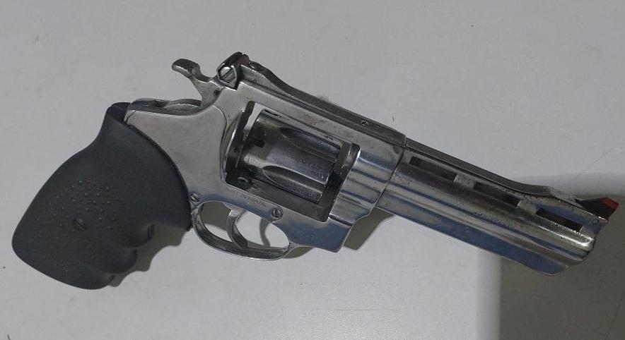 Polícia Militar apreende arma de fogo e prende dois suspeitos em Vilhena