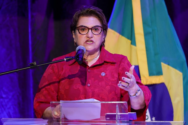 Posse da ministra das Mulheres vira ato de apoio à Marina Silva