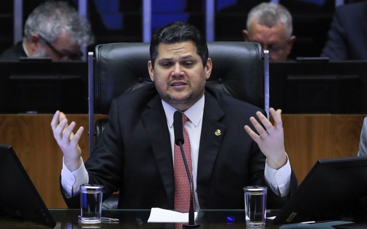 Alcolumbre lê requerimento que cria CPMI sobre fraudes no INSS