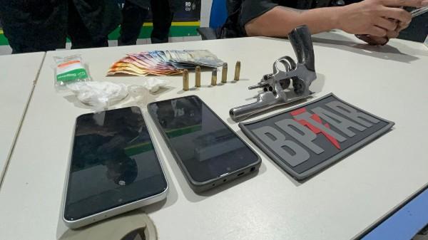 Bar usado como ponto de venda de drogas é alvo de ação da PM e dois homens são presos