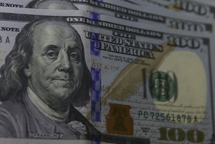Dólar cai para R$ 5,63 com espera de medidas alternativas ao IOF