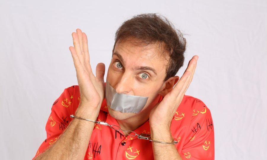 Justiça Federal condena comediante Léo Lins a mais de 8 anos de prisão por discursos preconceituosos