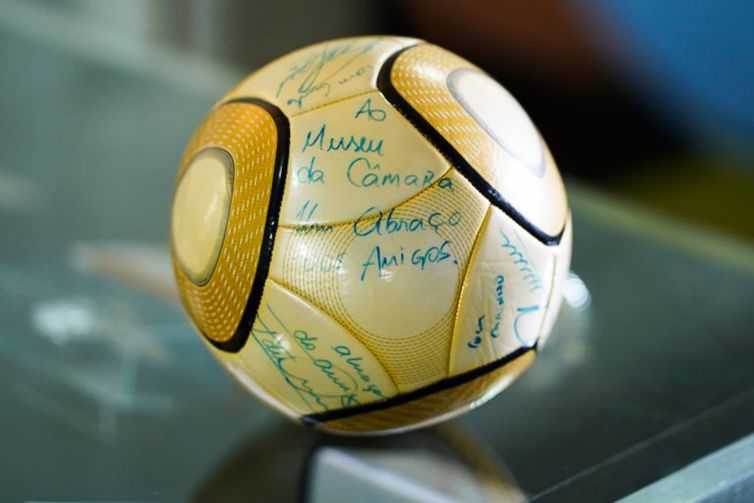 Moraes vota por condenar acusado de furtar bola autografada por Neymar