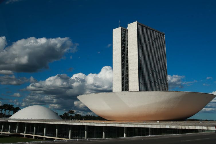 Câmara pauta projeto que regula redes sociais para crianças