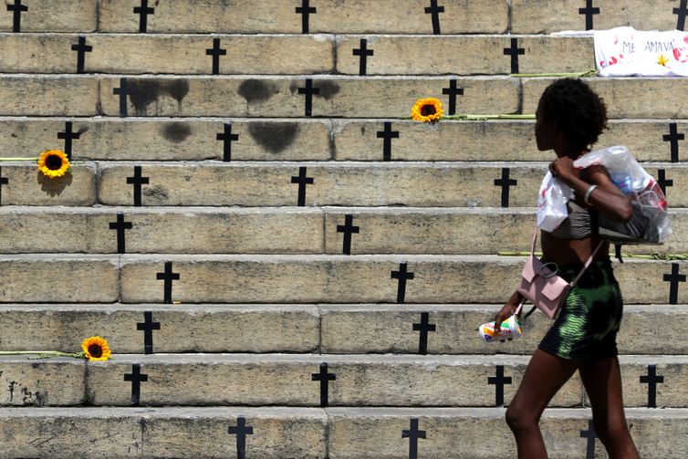 Casos de feminicídio por arma de fogo aumentam em 2025 no país