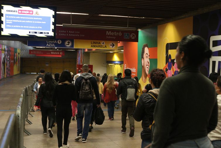Falha em trem da CPTM lota estações em São Paulo nesta segunda 