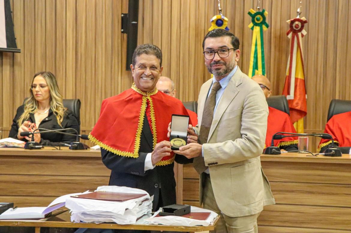 Fundadores da ALJUR tomam posse e professor Diego Vasconcelos oferta diploma e medalha para primeiro presidente