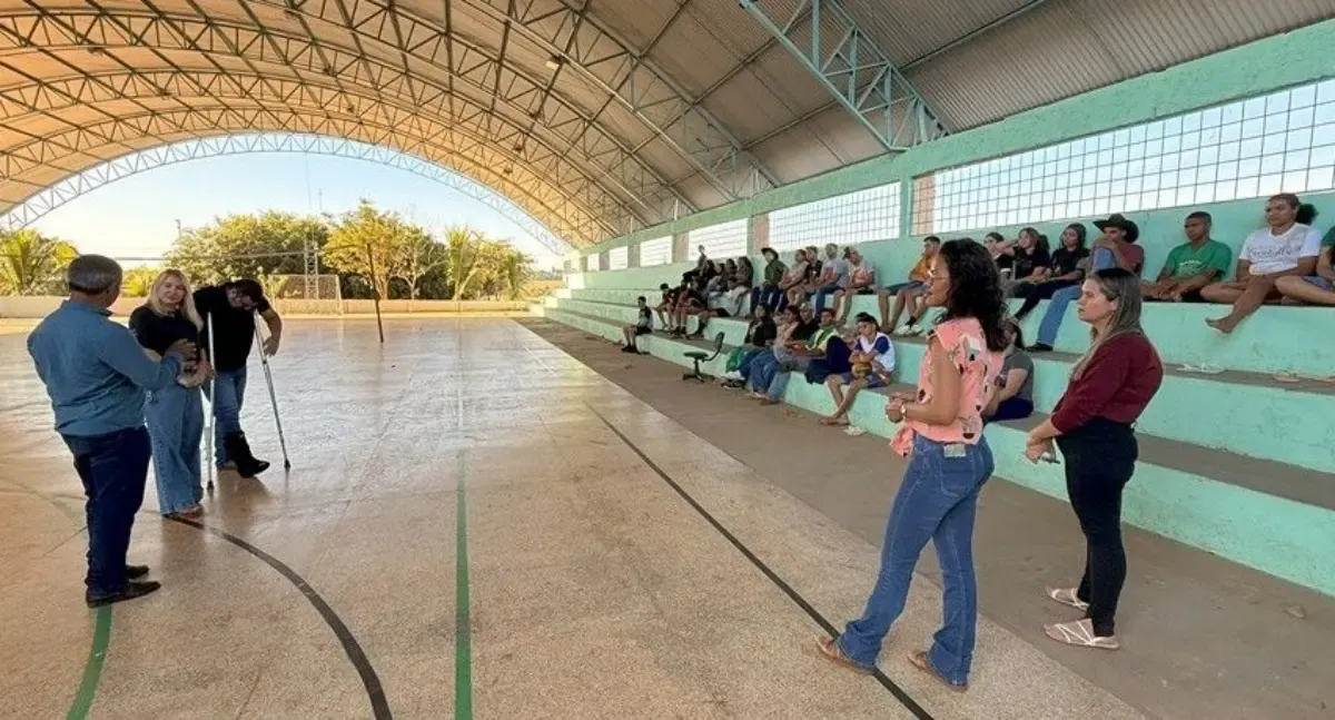 Ieda Chaves confere reforma concluída de quadra esportiva em escola agrícola de Cerejeiras