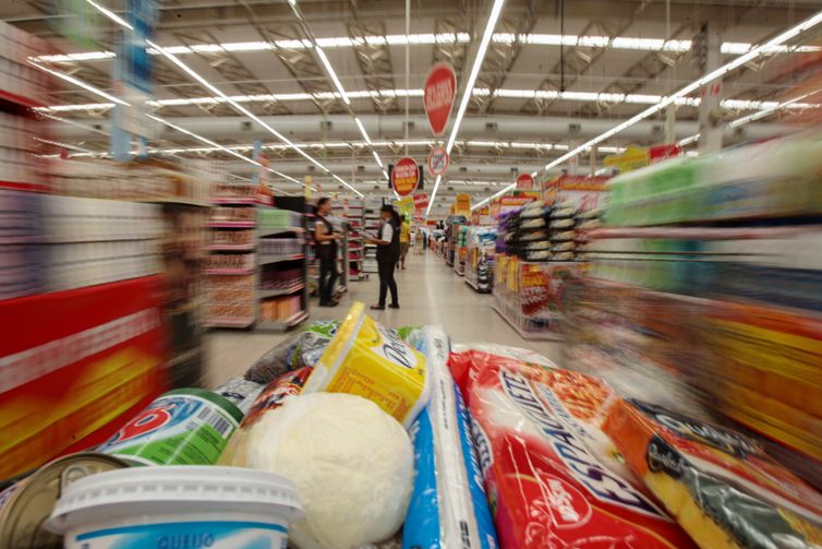 Apesar dos juros, consumo das famílias foi motor da economia no 2º tri
