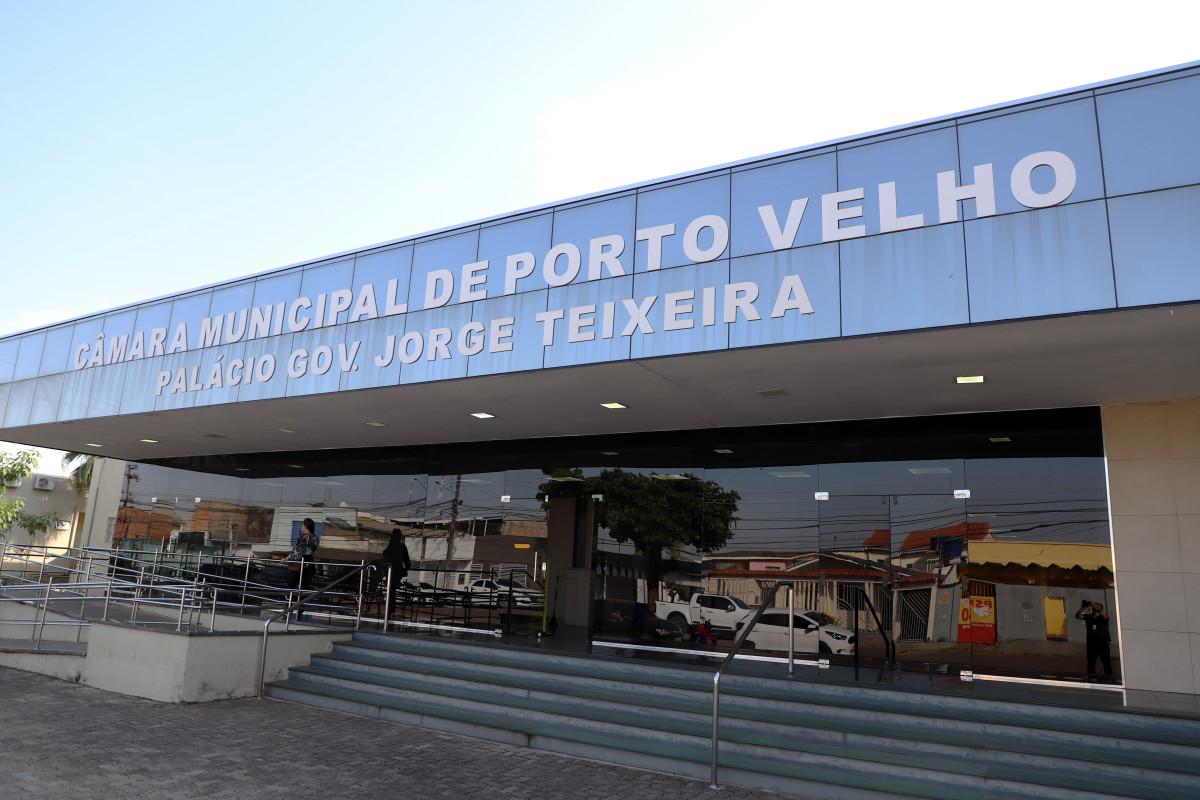 Câmara aprova lei que permite que vereadores assumam secretarias