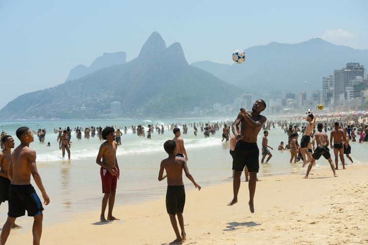 Chegada de uma frente fria não impede veranico no Rio de Janeiro