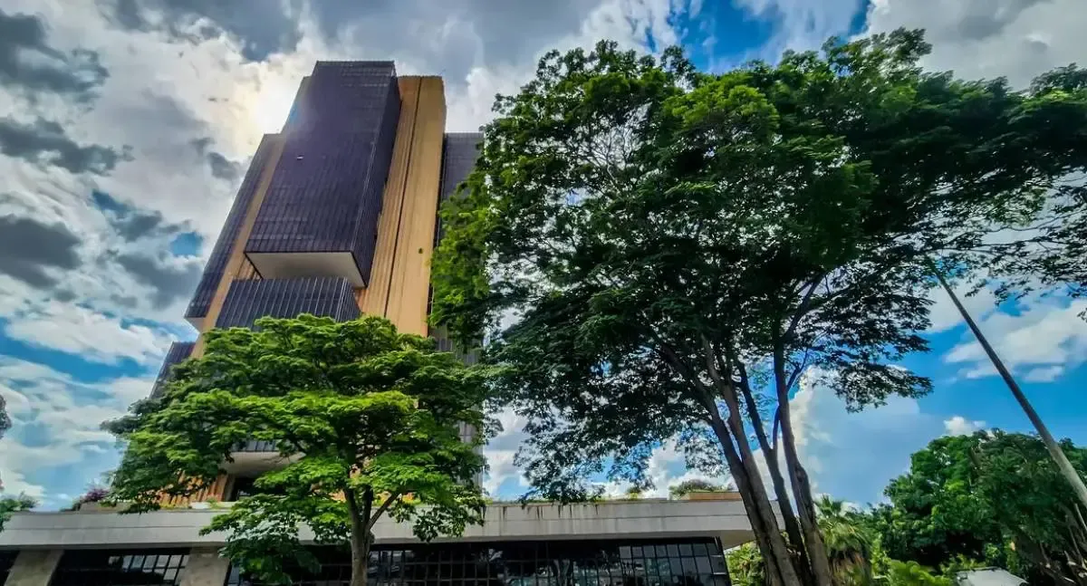 Copom indica Selic a 15% por longo período devido a incertezas