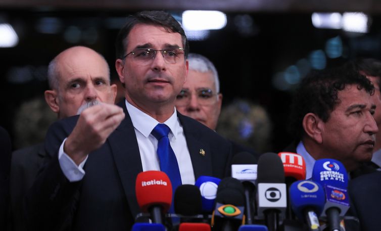 Senador Flávio ataca Moraes após voto para condenar Bolsonaro