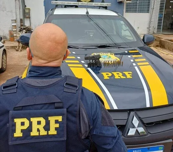 Arma de uso restrito de Cacoal leva motorista à prisão na BR-364 no Acre